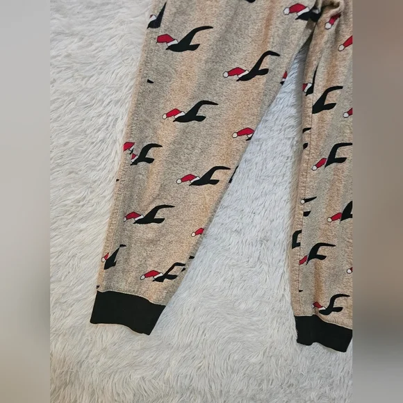 Hollister Mens  Beige Christmas Joggers with Black and Red Print  Mens Size M - Picture 3 of 14